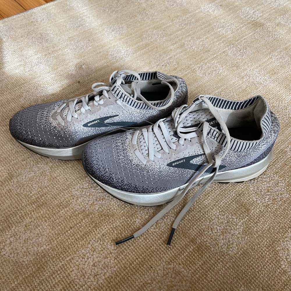 Brooks Levitate 2 Sneakers size 7.5 Women’s